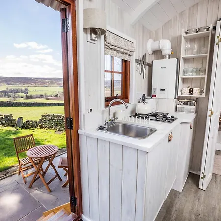 Letaway - Barn Owl Hut Nr Castleton North Yorkshire Holiday home *